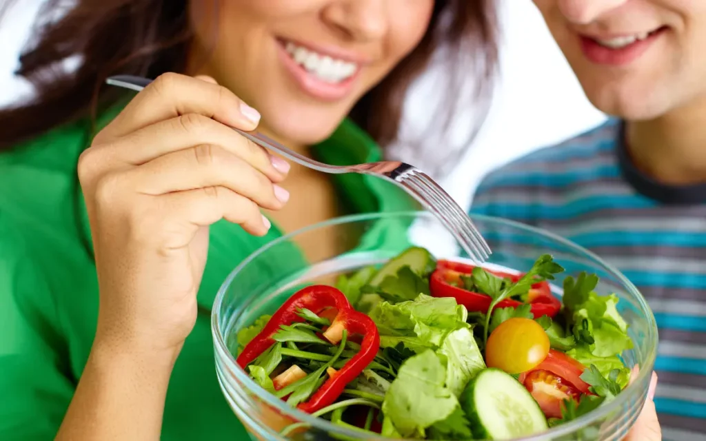 Alimentação Saudável: Dicas mais que Saudáveis - Mulher com um homem comendo comida saudável