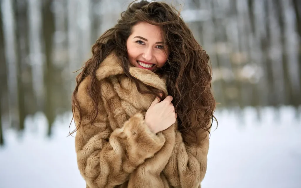 Hidratante Para o Rosto: 3 Dicas Para Enfrentar o Inverno - Mulher com casaco de pele no inverno.