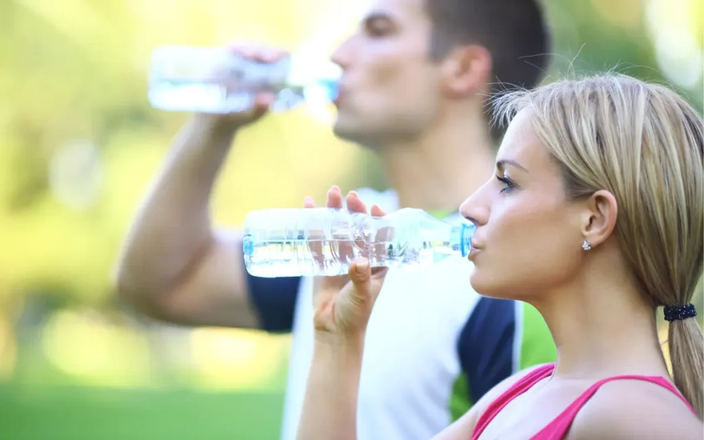 Água: Qual a sua Importância Para o Nosso Corpo - Um homem e uma mulher bebendo água.