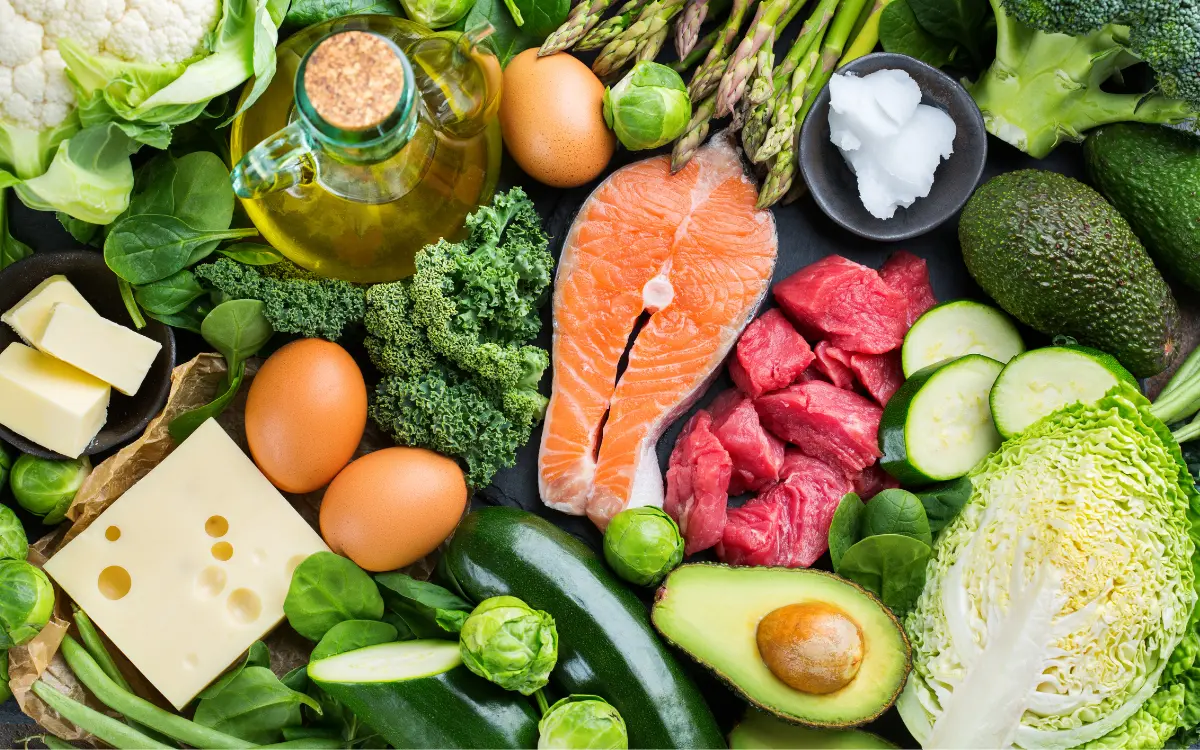 Dieta Cetogênica: Mais Saúde Para o seu Dia a Dia - Frutas, verduras, legumes, ovos, peixe, carne... em cima da mesa