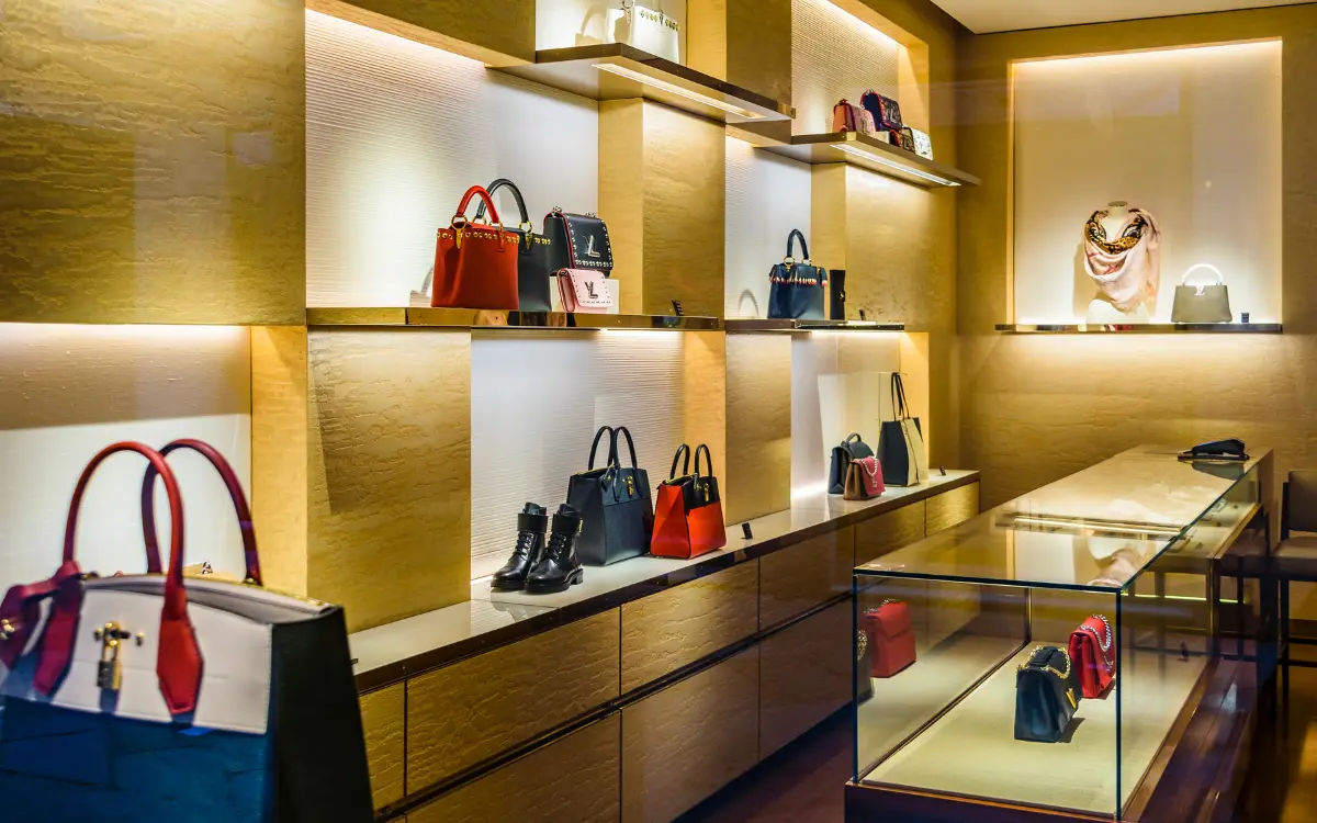 Produtos de Luxo: Um Mercado Milionário - Loja de luxo, com bolsas e sapatos de luxo.