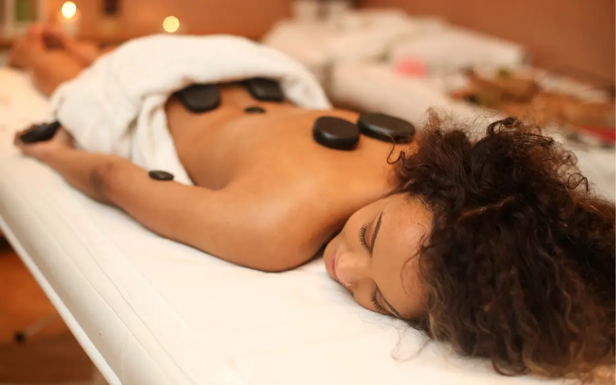 Terapia Holística: O Que é e Para o Que Serve? Mulher deitada numa maca passando por um tratamento holístico