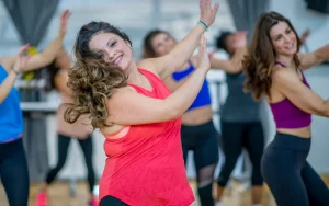 Treino Para Iniciantes: 3 Estilos Divertidos - Mulheres dançando.