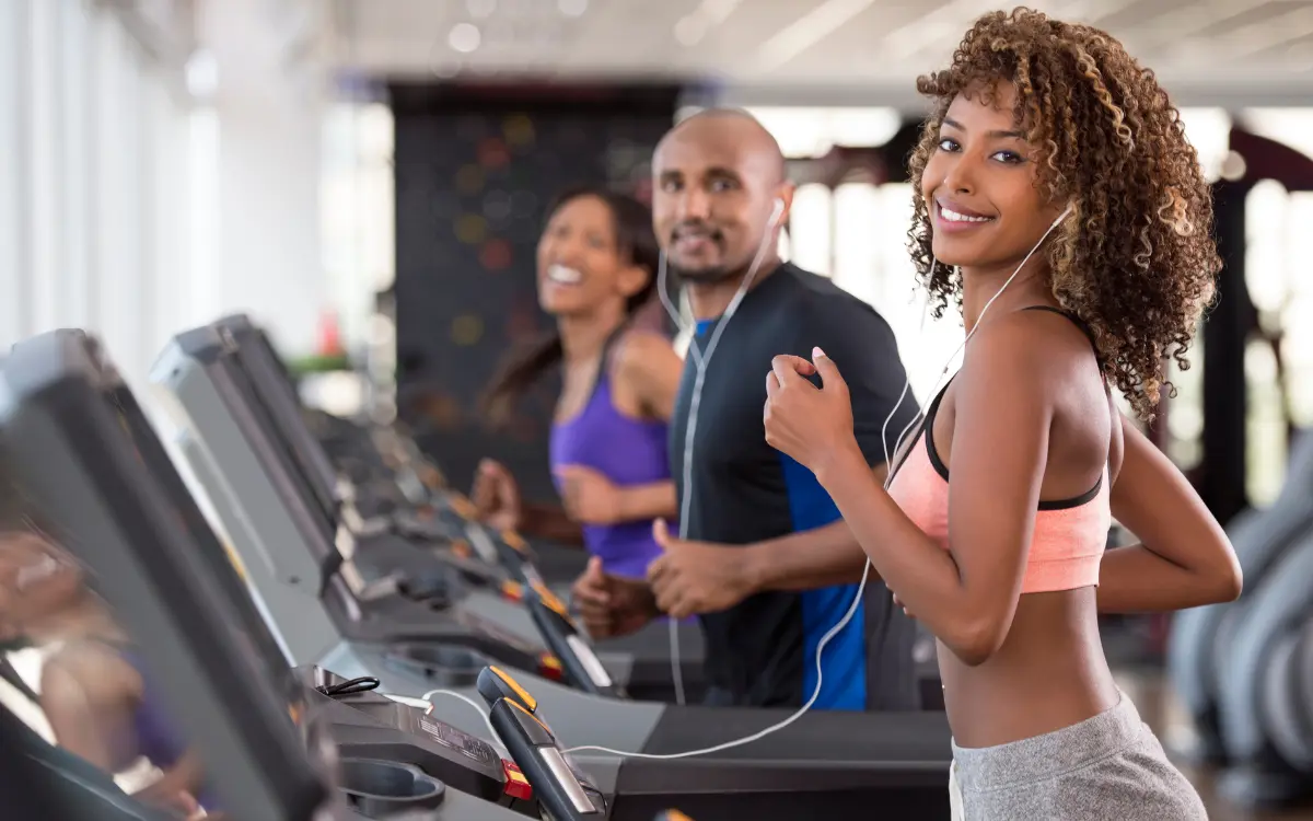 Vida Fitness: 3 Dicas Para Começar - 3 pessoas fazendo exercícios físicos numa academia