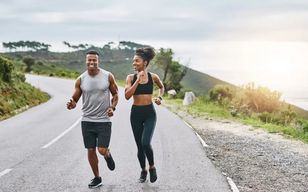 Vida Fitness: Mais Saúde a Seu Dispor - Um homem e uma mulher fazendo exercício físico (corrida) numa rua.