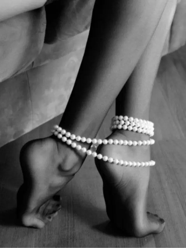 7 Dicas para ter pés mais saudáveis - Pés de mulher envolto a um colar de pérolas