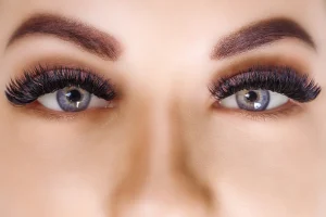 Cílios Híbridos Conquiste um Olhar Magnético - olhos de mulher com alongamento de cílios