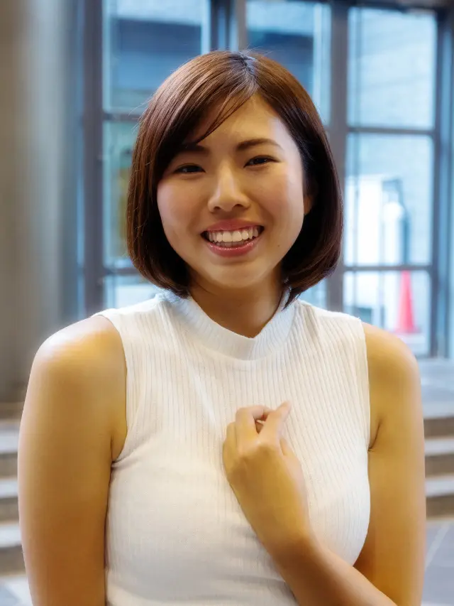 Clareamento Dental a Laser - Mulher japonesa sorrindo
