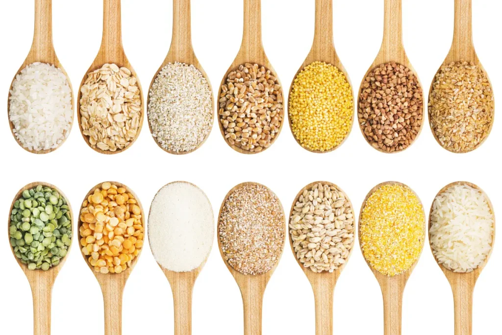 Diversos tipos de cereais em colheres