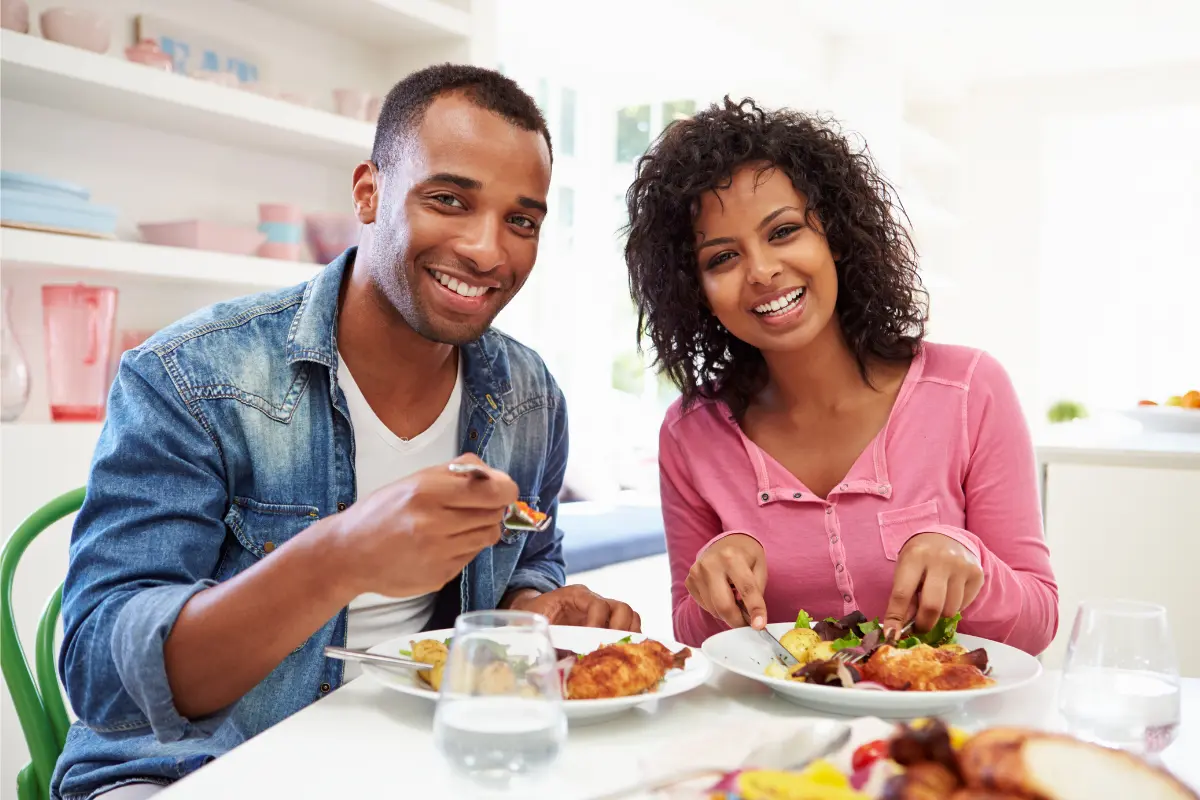 Alimentação Saudável Escolhas que Transformam a Sua Saúde - homem e mulher comendo alimentos saudáveis.