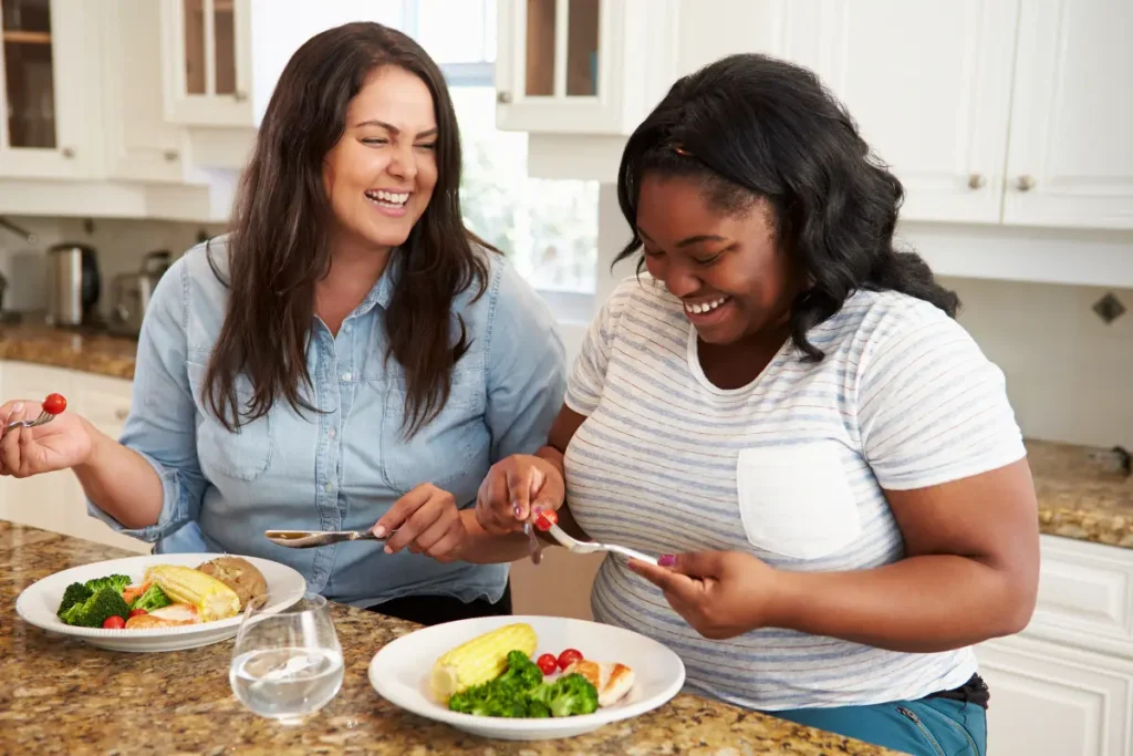 Duas mulheres comendo comida saudável