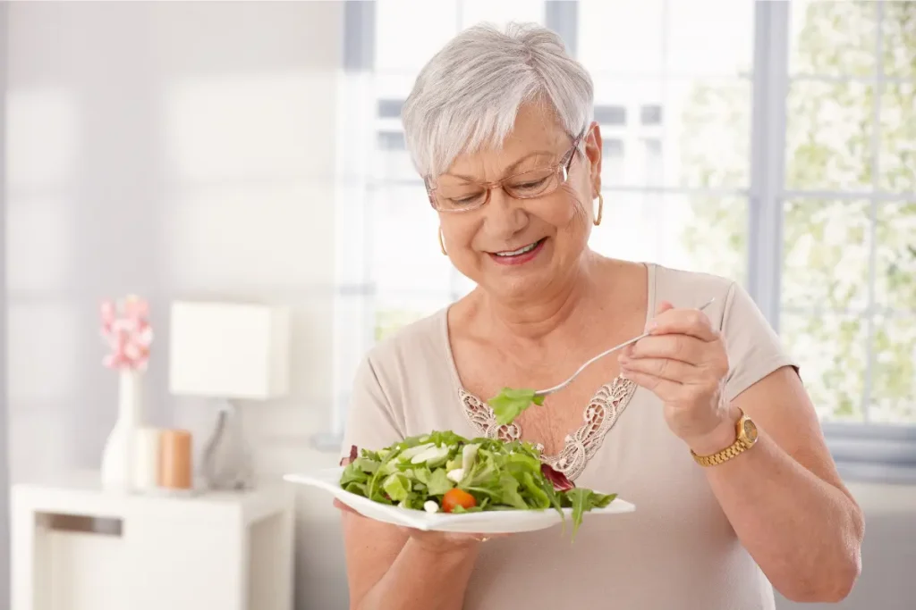 Mulher comendo salada