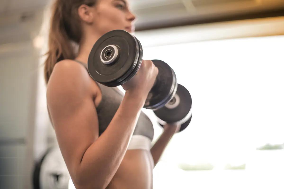 Musculação 5 Benefícios essenciais - mulher fazendo musculação