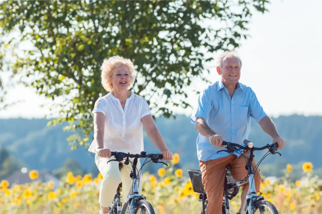 Pessoas idosas andando de bicicleta