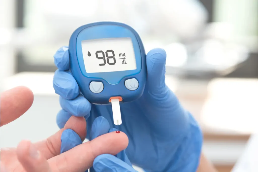 Profissional medindo o indice glicêmico do paciente