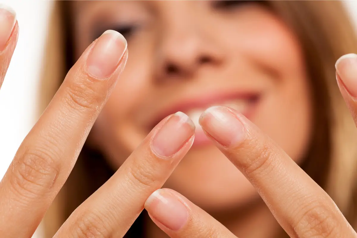 Cronograma de Unhas 5 Dicas Para Ter Unhas Saudáveis - Mulher mostrando mas mãos com unhas sem esmalte