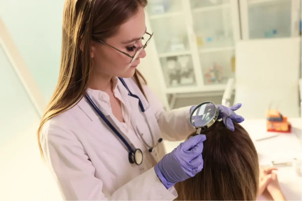 Dermatologista analisando o couro cabeludo da paciente