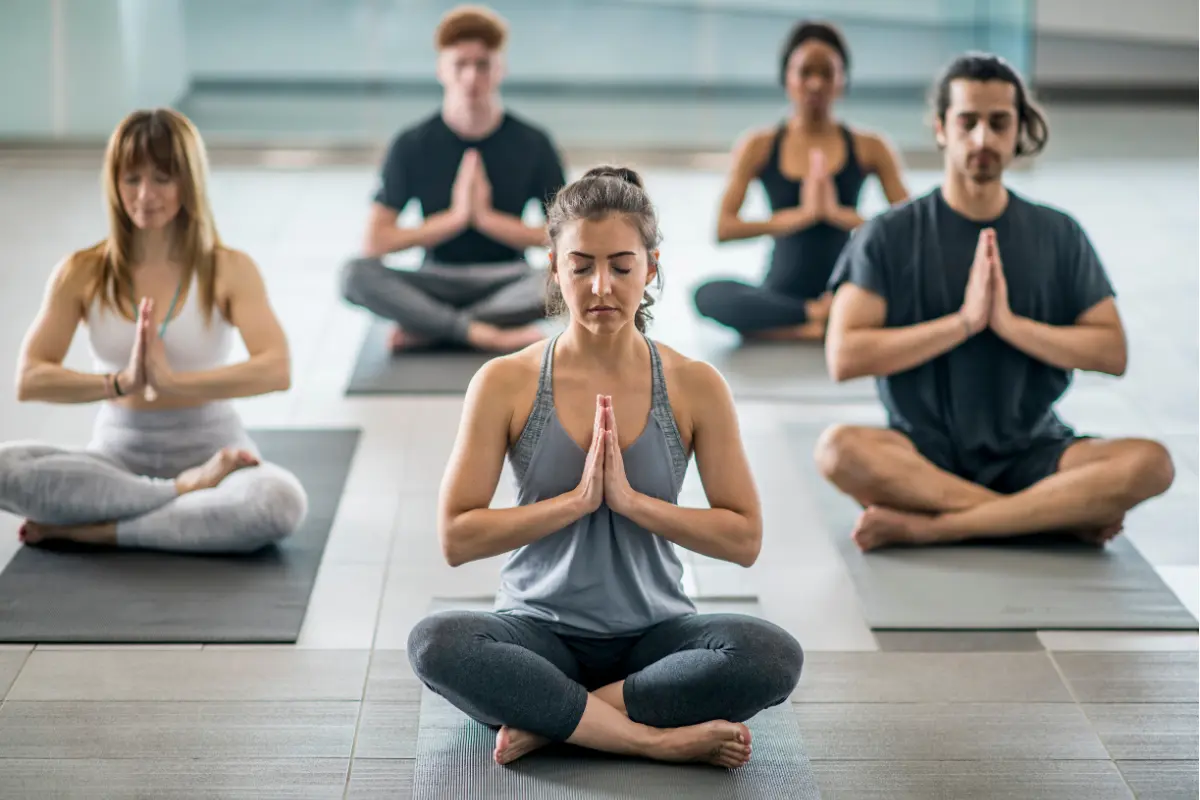 Meditação 17 Motivos Para Você Praticar - Mulheres e homens meditando