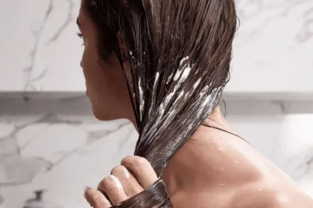 Mulher fazendo hidratação no cabelo