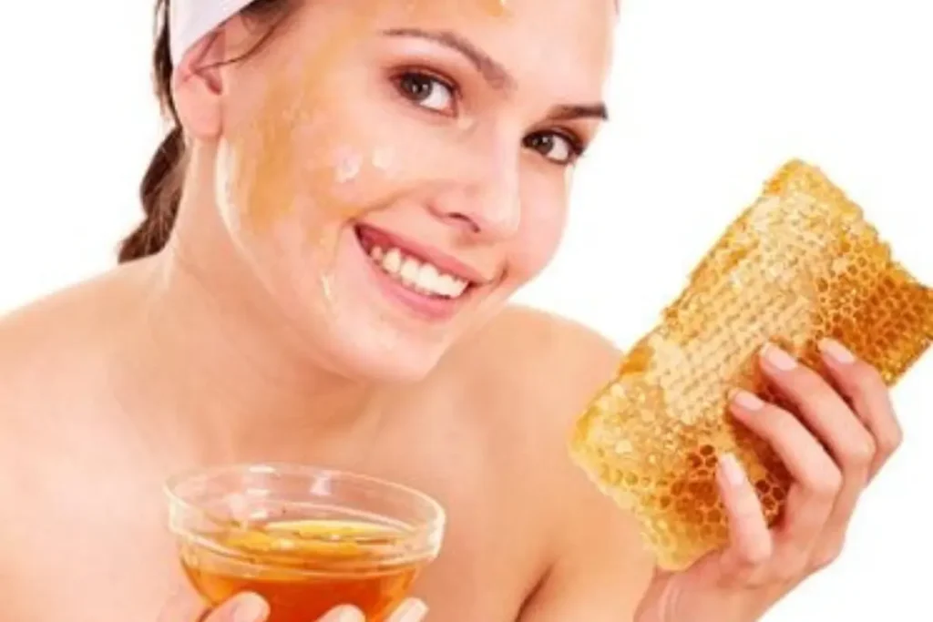 Mulher fazendo tratamento facial a base de mel