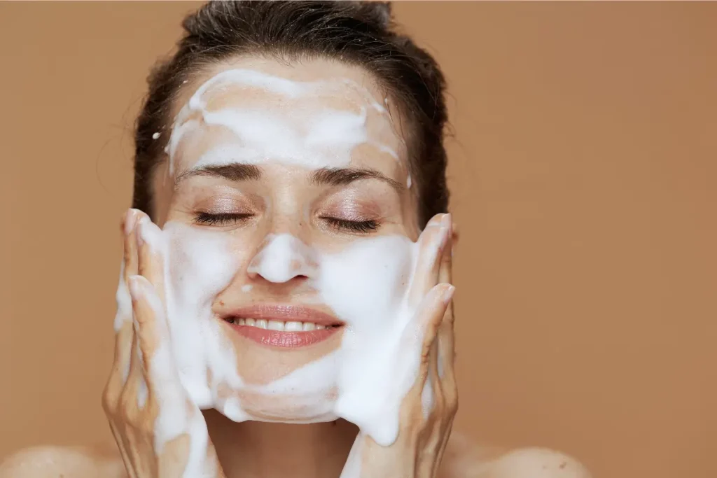 Mulher lavando o rosto com sabonete facial
