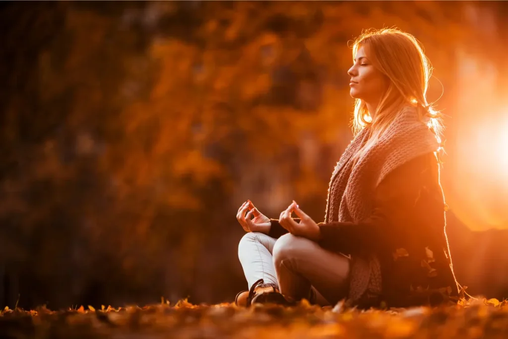 Mulher meditando em pleno outono