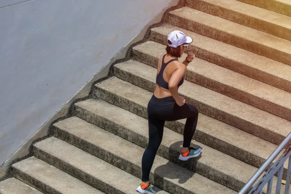 Mulher se exercitando na escada