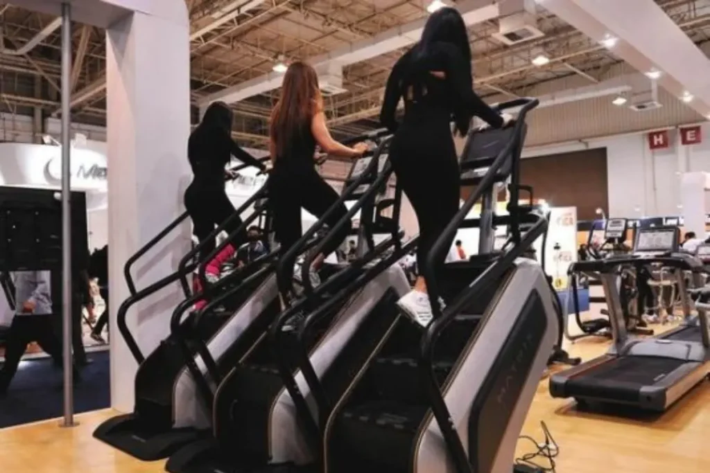 Mulheres se exercitando no aparelho de escada na academia
