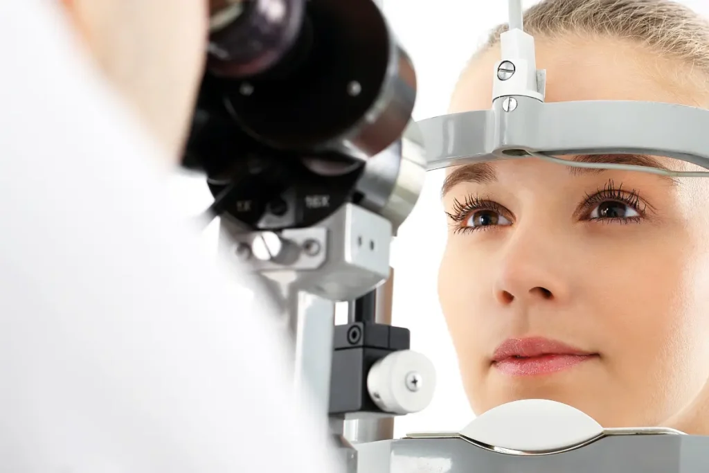 Oftalmologista examinando os olhos da paciente