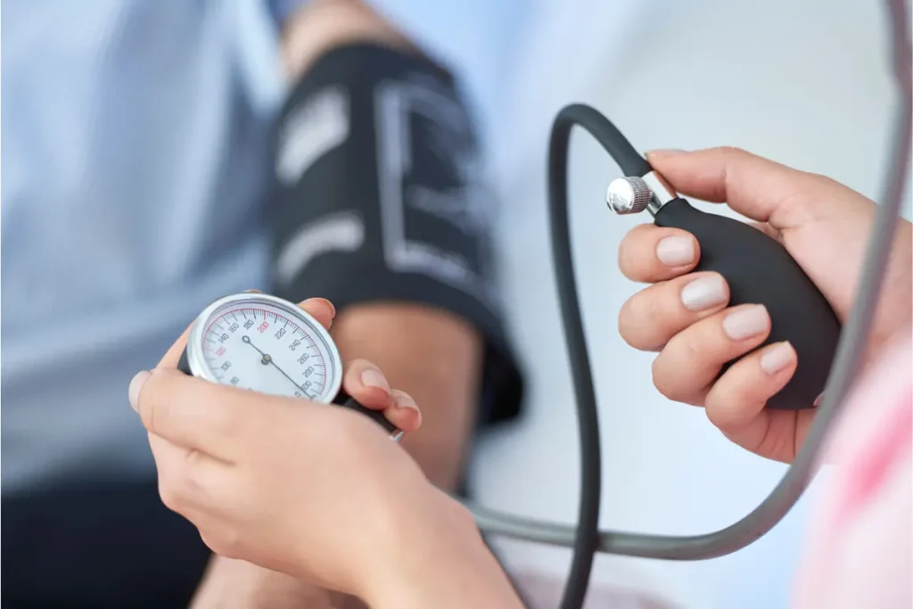 Pessoa medindo sua pressão arterial