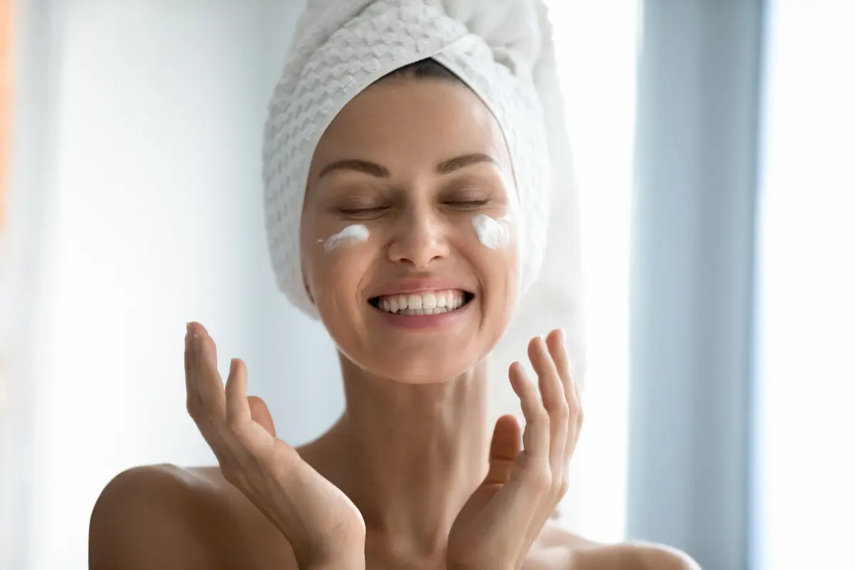 Skincare 7 Dicas Essenciais Para a Saúde da Sua Pele - Mulher hidratando o rosto