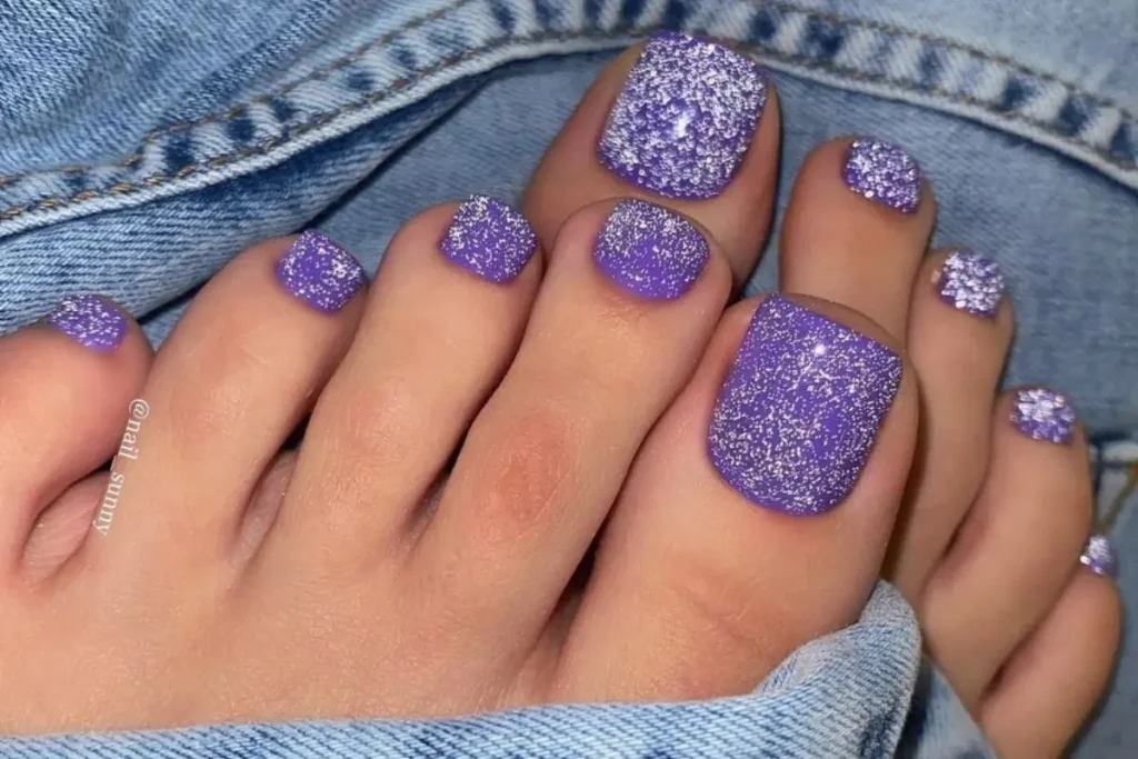 Unhas dos pés lilás com glitter