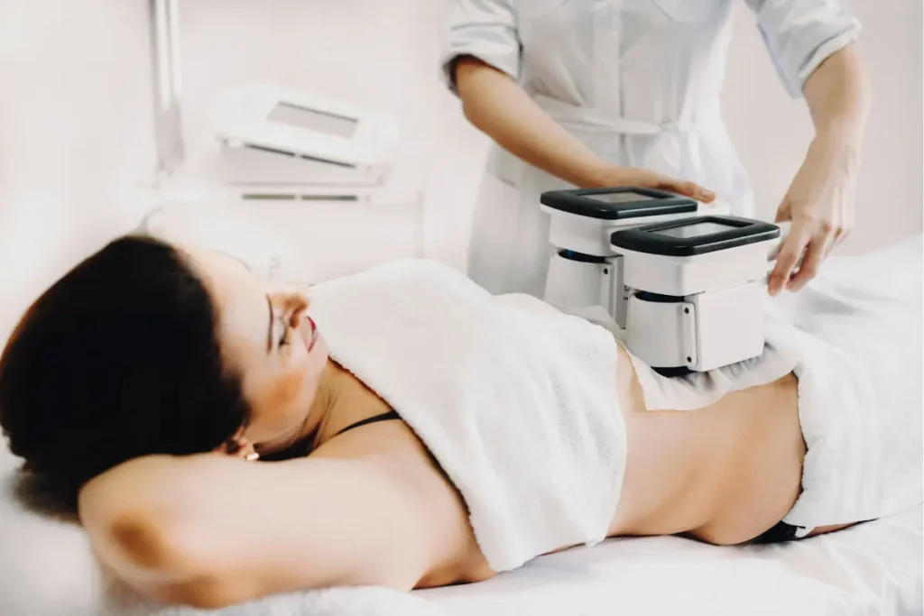 Mulher fazendo procedimento estético de Criolipólise na barriga