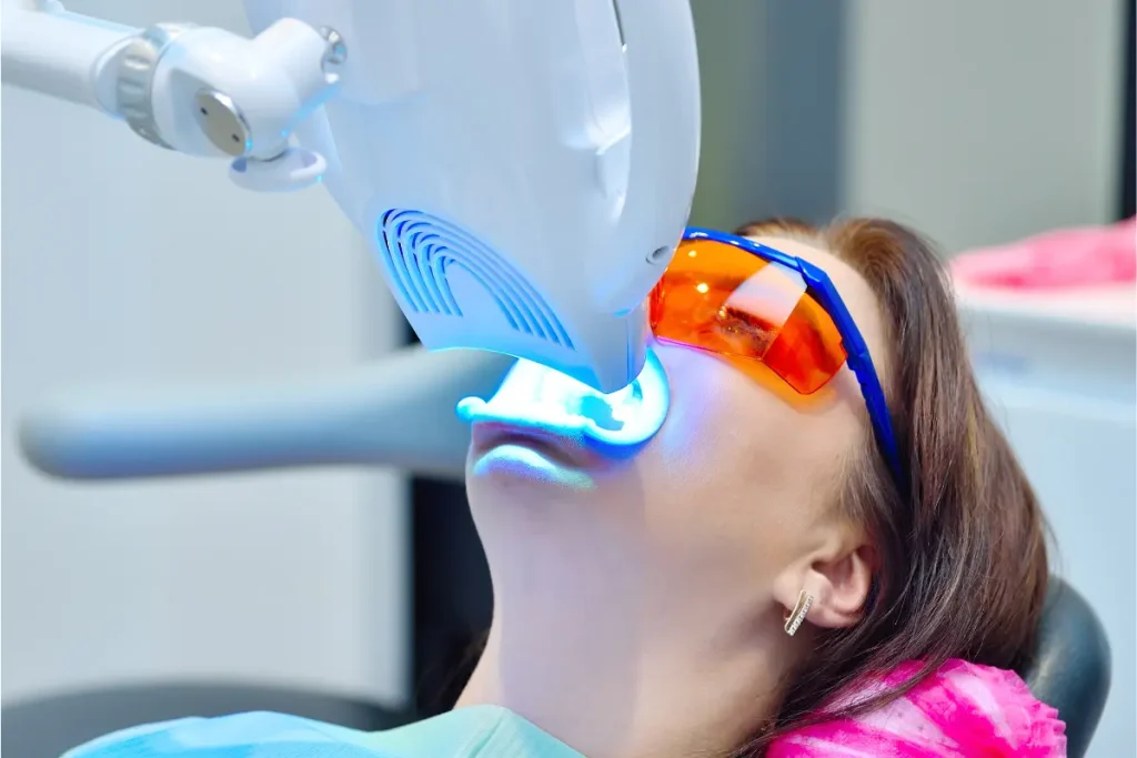 Mulher fazendo tratamento de clareamento dental