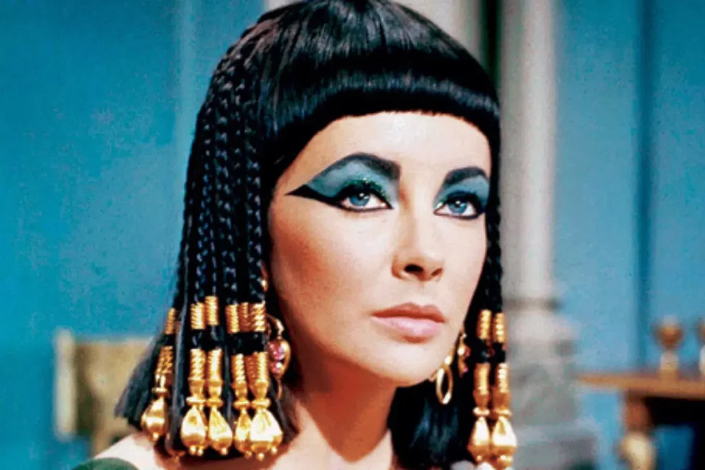Mulher maquiada no antigo Egito