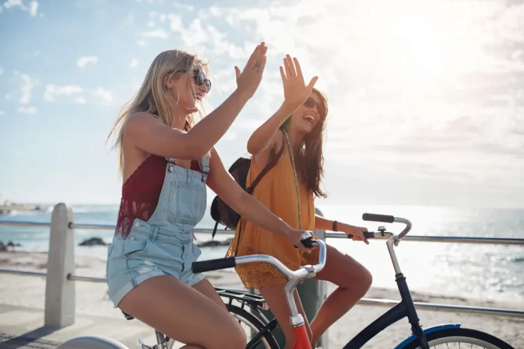 Mulheres felizes andando de bicicleta