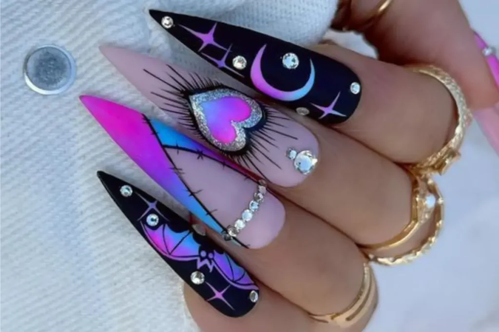 Unhas Pintadas A Arte Milenar de Expressão e Identidade - Unhas decoradas com morcego, coração e lua