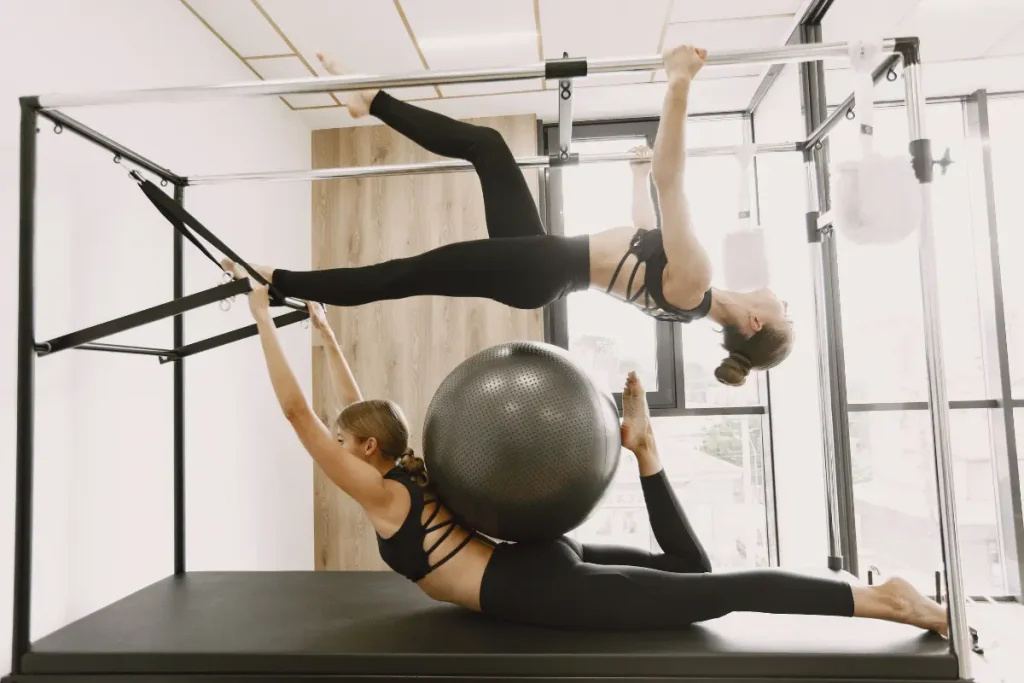 Duas mulheres fazendo exercício de Pilates no Cadillac