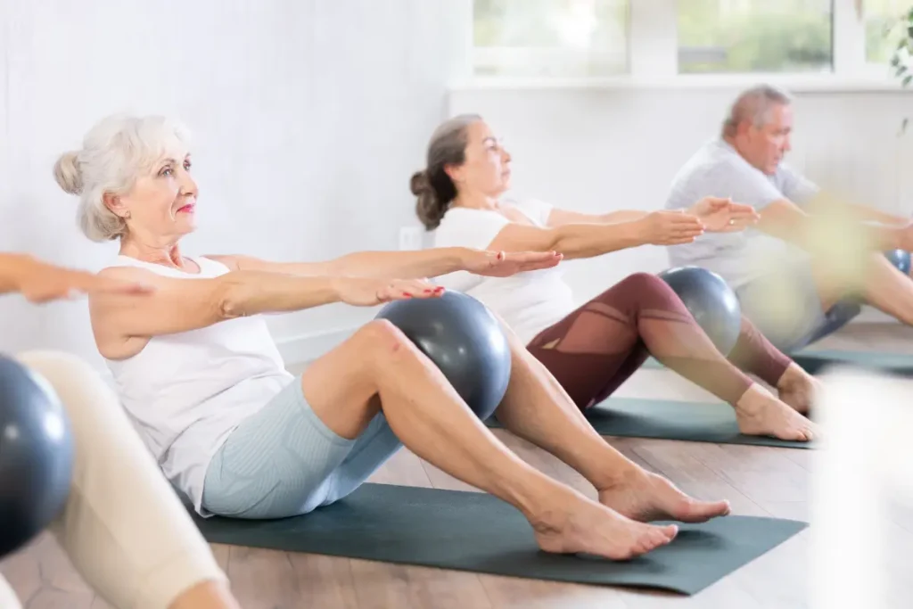 Idosos fazendo Pilates com bolas