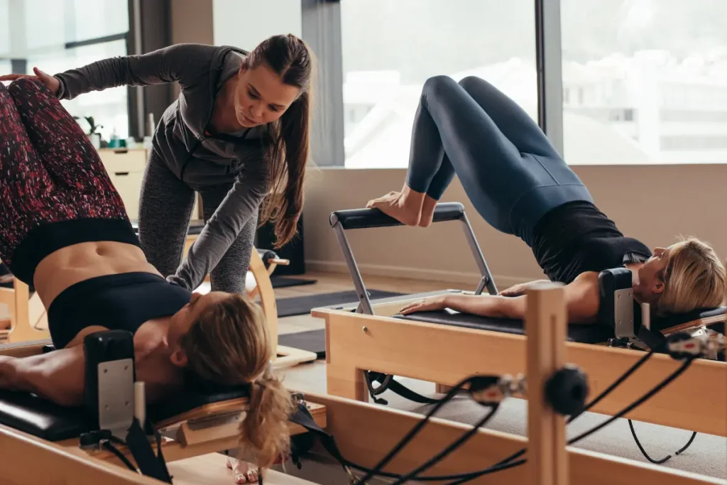 Professora dando aula de Pilates