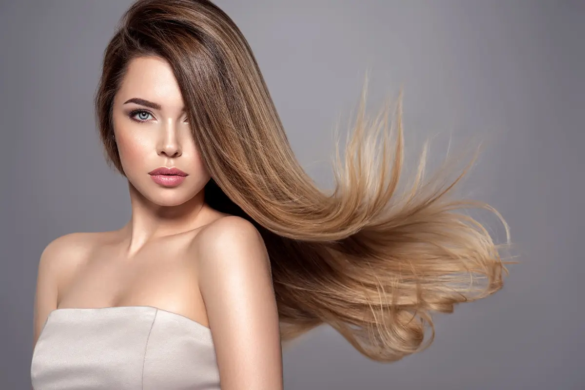 Progressiva Caseira 7 Dicas de Receitas Naturais para Ter Cabelos Mais Lisos - Mulher loira com o cabelo liso