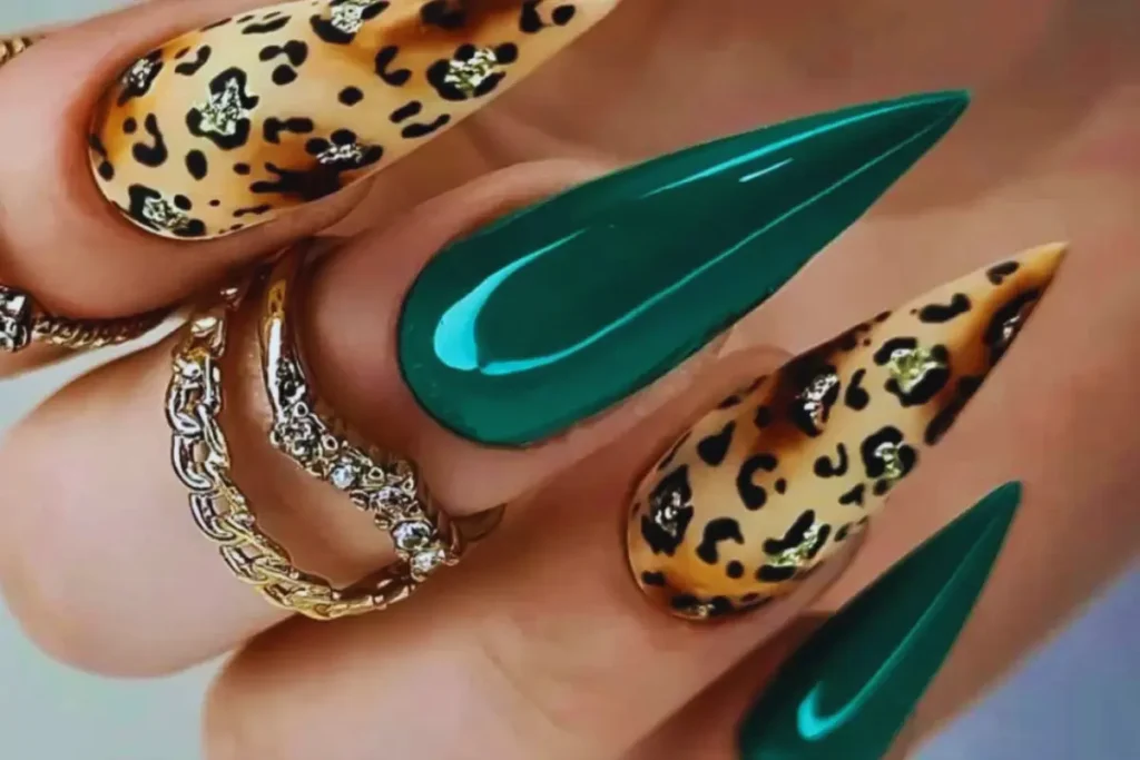 Unhas animal print de onça e unhas verde