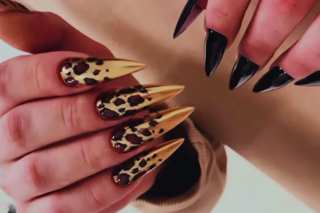 Unhas animal print marom, dourado e preto