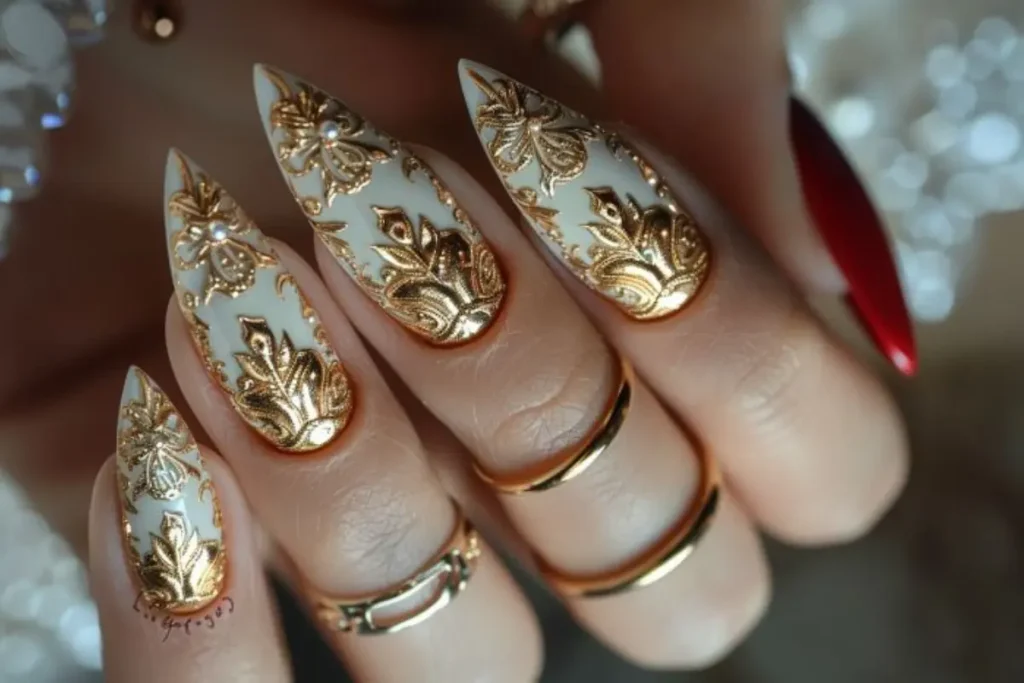 Unhas brancas com dourado