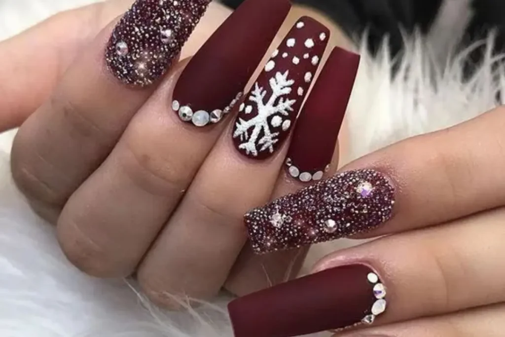 Unhas em gel decoradas na cor vinho com branco