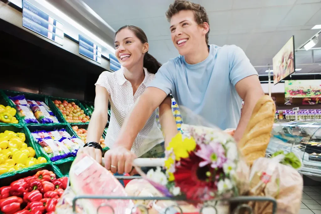 Casal fazendo compras no supemercado