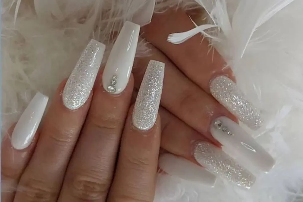 Unhas brancas com glitter