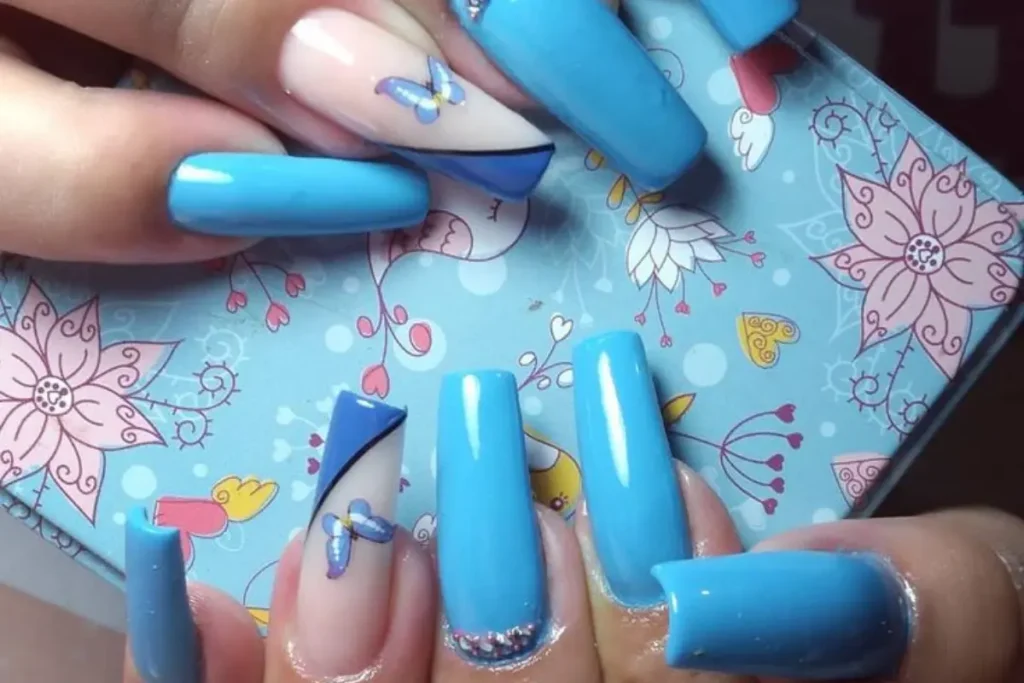 Unhas decoradas azul serenity