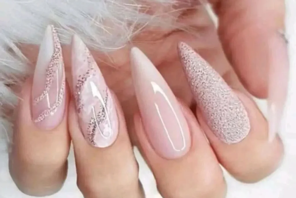 Unhas nude decoradas