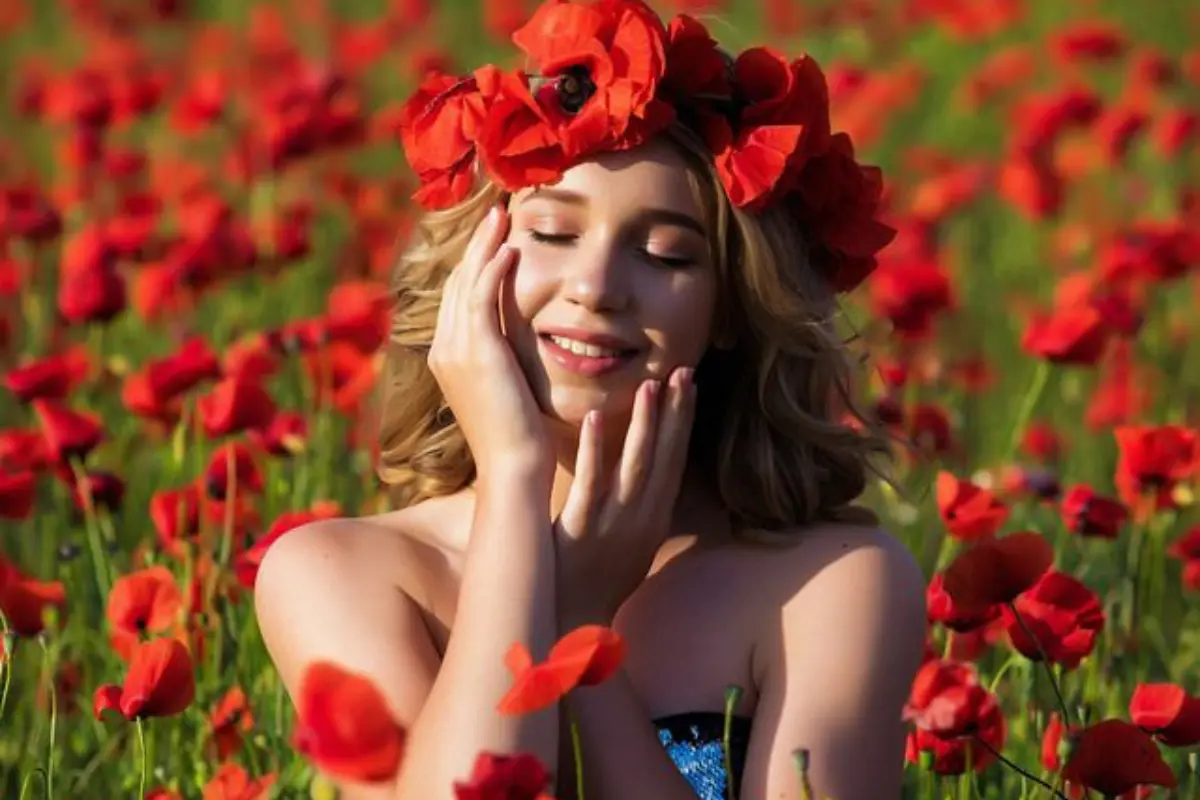 Cortes de Cabelo Feminino 8 Tendências Para Arrasar na Primavera/Verão 2024 - Mulher loira num campo de flores